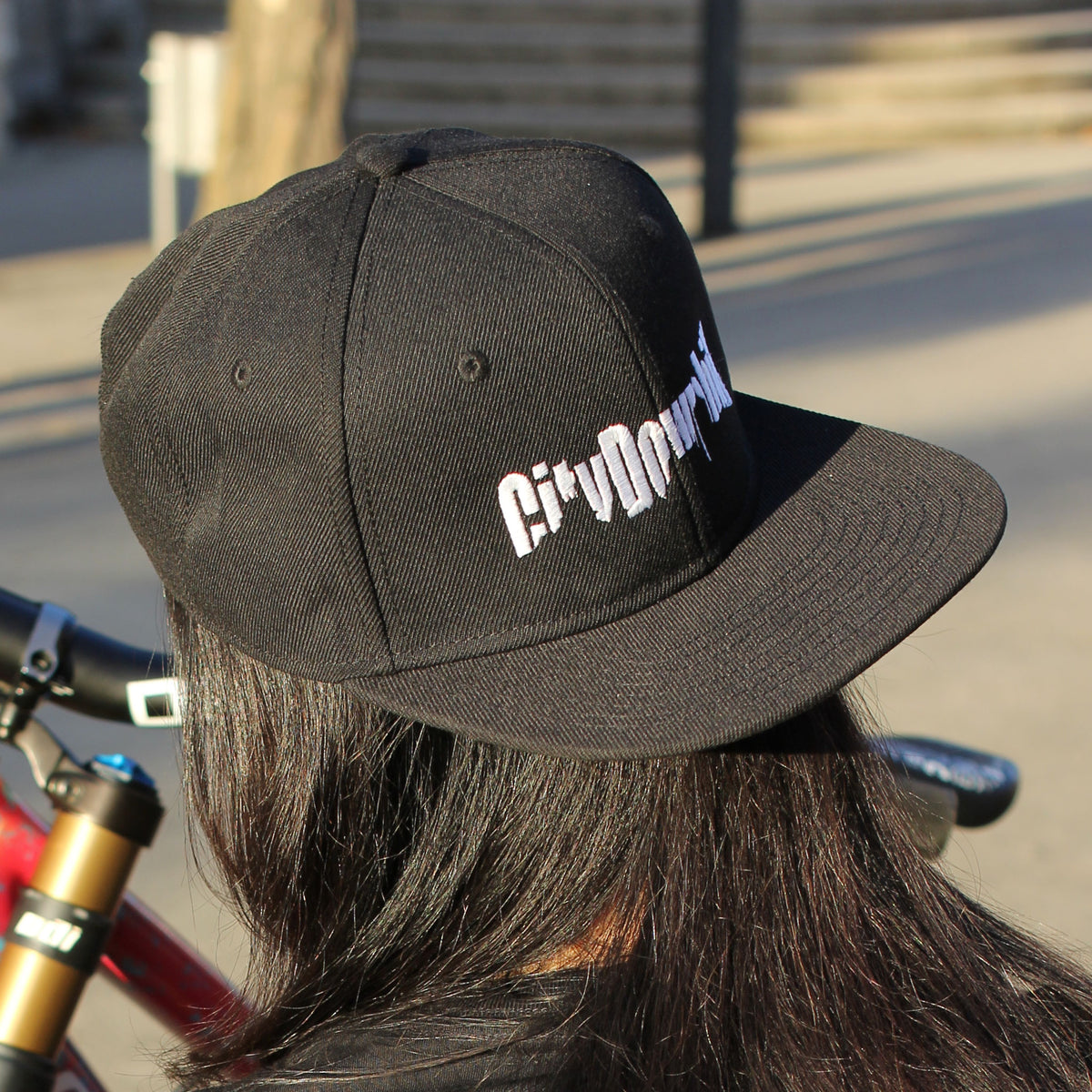 City Downhill Basecap schwarz – weiß gestickter Schriftzug auf der Front