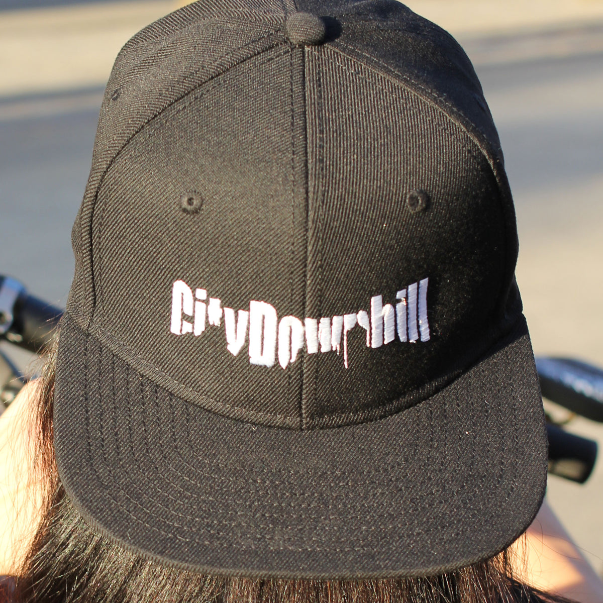City Downhill Basecap schwarz – Frontansicht mit gesticktem Schriftzug