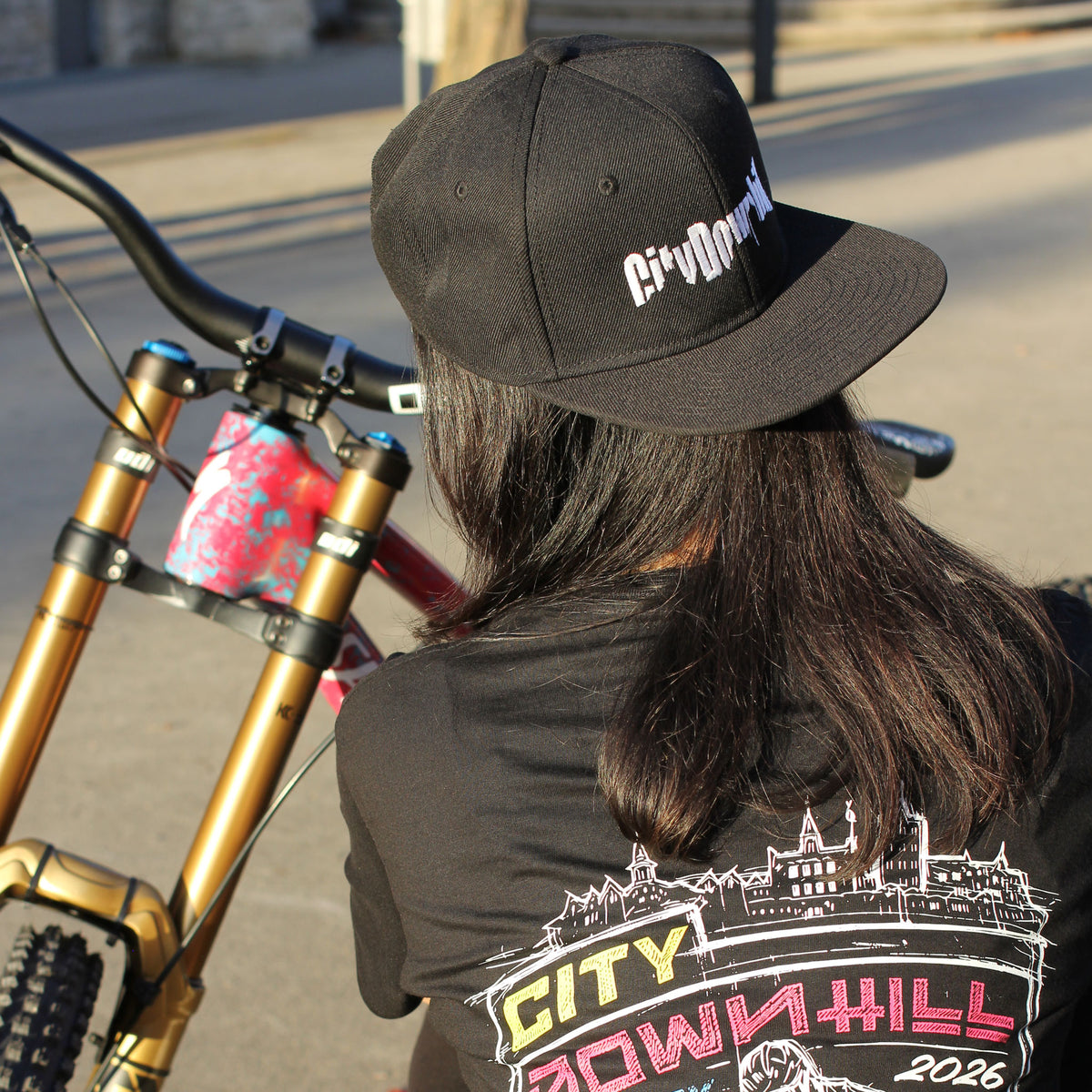 City Downhill Basecap schwarz – getragen am Downhill-Bike