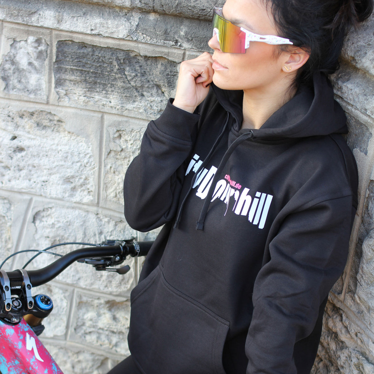 City Downhill Hoodie schwarz – Frontprint, getragen am Mountainbike