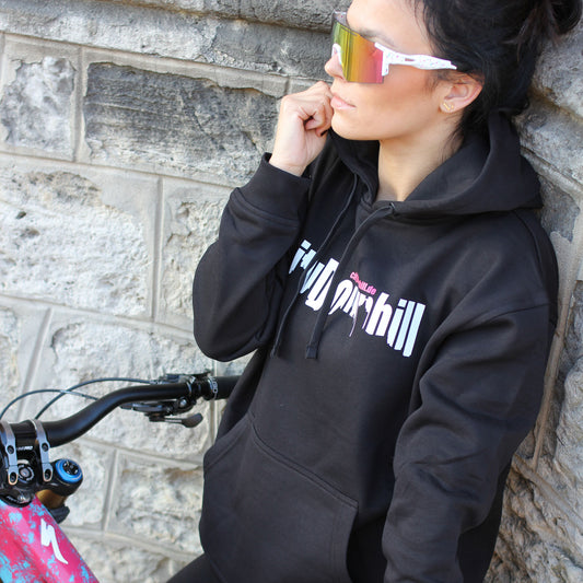 City Downhill Hoodie schwarz – Frontprint, getragen am Mountainbike