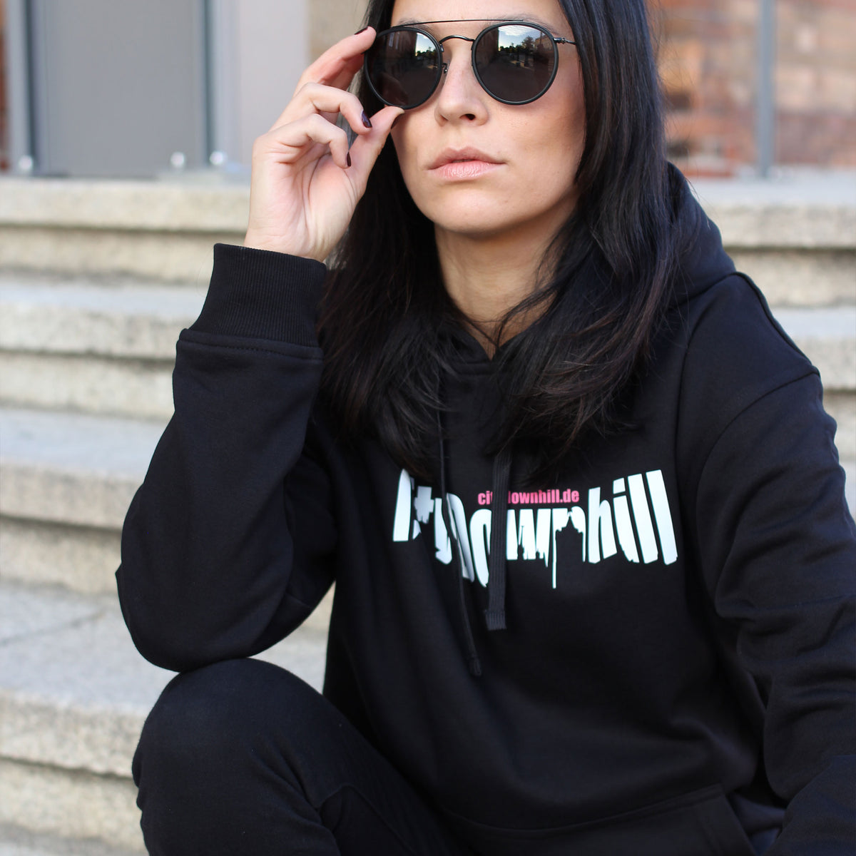 City Downhill Hoodie schwarz – Frontprint mit Skyline-Schriftzug