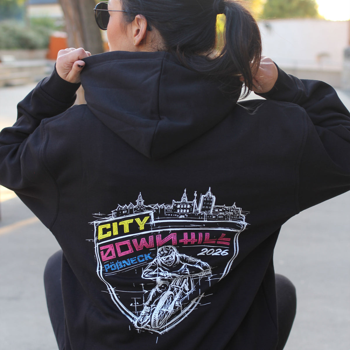 City Downhill Hoodie schwarz – Rückansicht mit Kapuze und Wappen