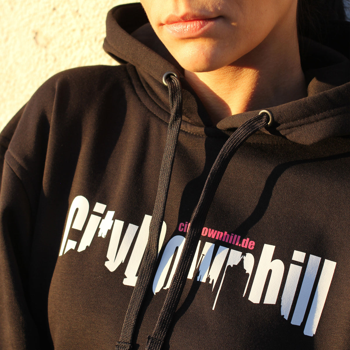 City Downhill Hoodie schwarz – Detail Frontprint mit citydownhill.de und Kordelzug