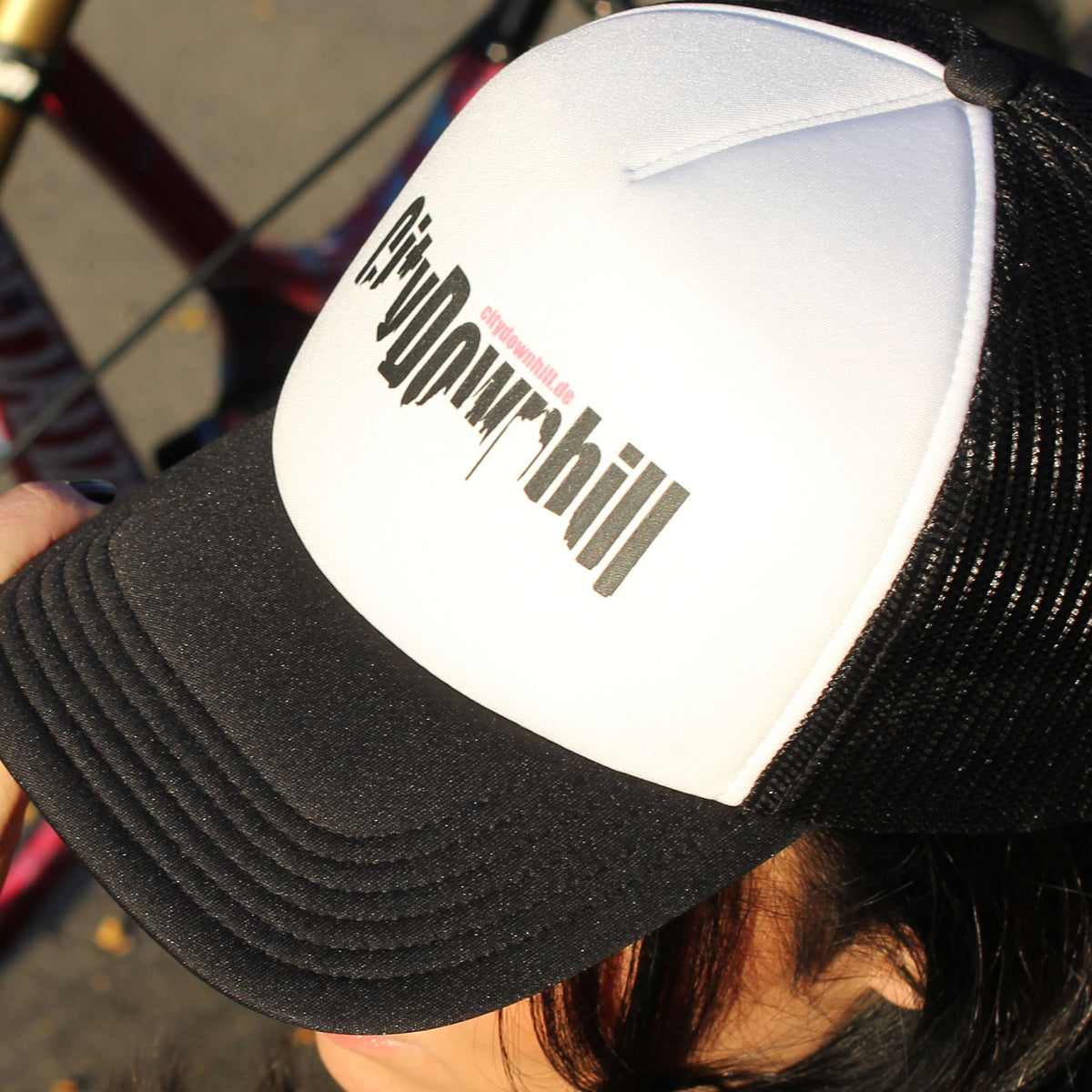 City Downhill Truckercap schwarz-weiß – zweifarbiger Frontdruck, Nahaufnahme