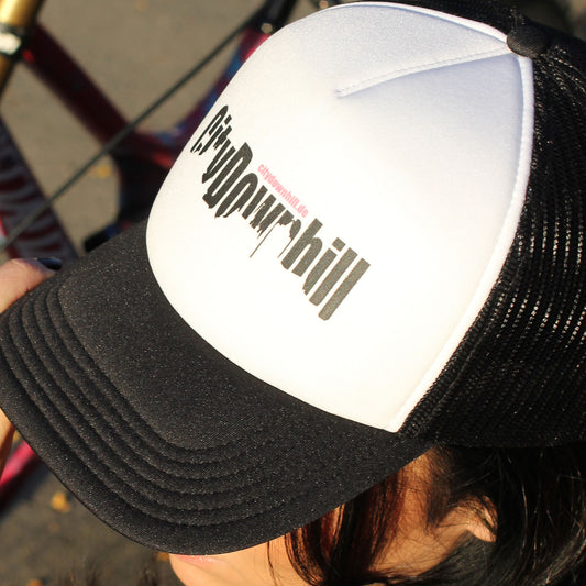 City Downhill Truckercap schwarz-weiß – zweifarbiger Frontdruck, Nahaufnahme