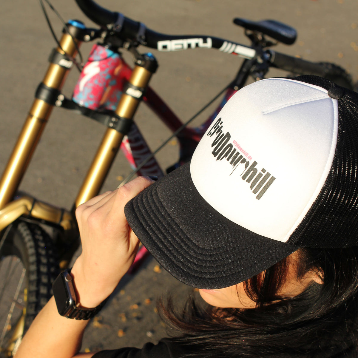 City Downhill Truckercap schwarz-weiß – getragen am Downhill-Bike