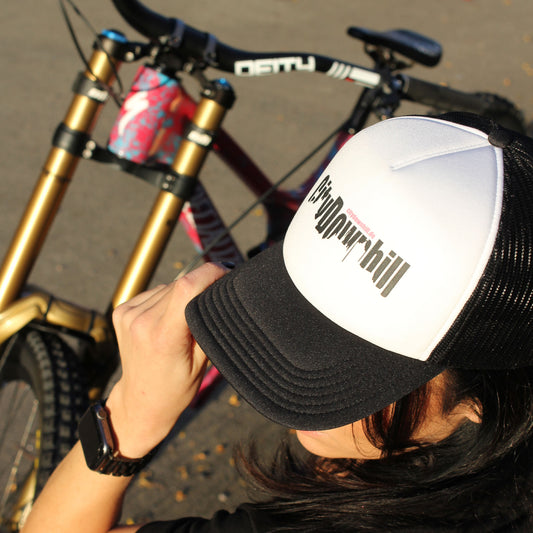 City Downhill Truckercap schwarz-weiß – getragen am Downhill-Bike