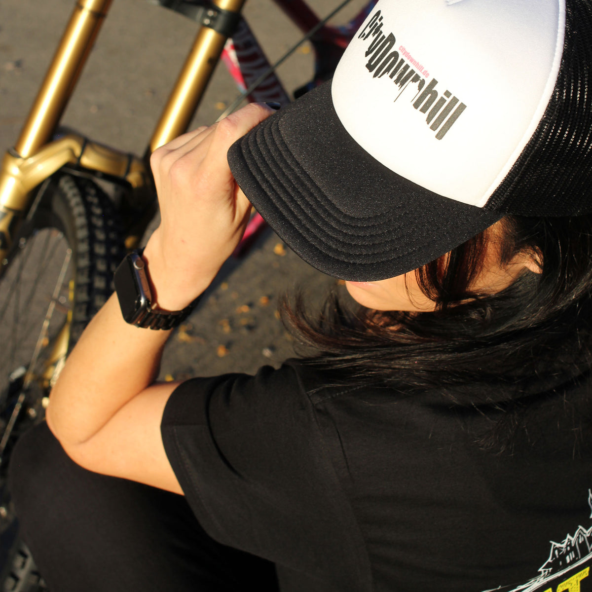 City Downhill Truckercap schwarz-weiß – Seitenansicht mit Mesh-Rückteil