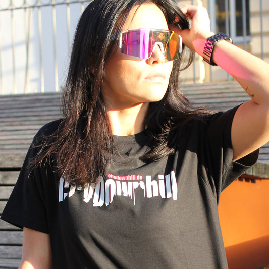 City Downhill T-Shirt schwarz – Frontprint mit Skyline-Schriftzug