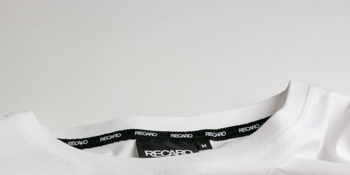 Weißes T-Shirt mit eingenähtem RECARO-Nackenlabel – veredelt von TEXTIL.Team