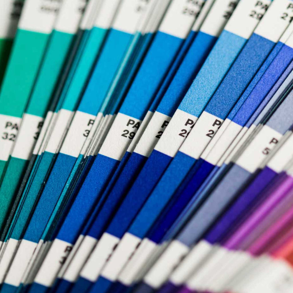 Farbfächer mit Pantone-Farbtönen für die Textilveredelung bei TEXTIL.Team