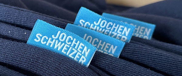 2 farbiges Webetikett als Seitenfahne eingenäht