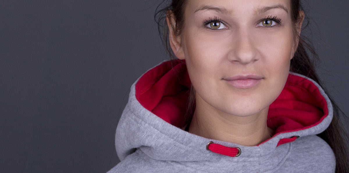 DLZ Hoodie mit farbiger Kapuzeninnenseite in Rot – made in Portugal