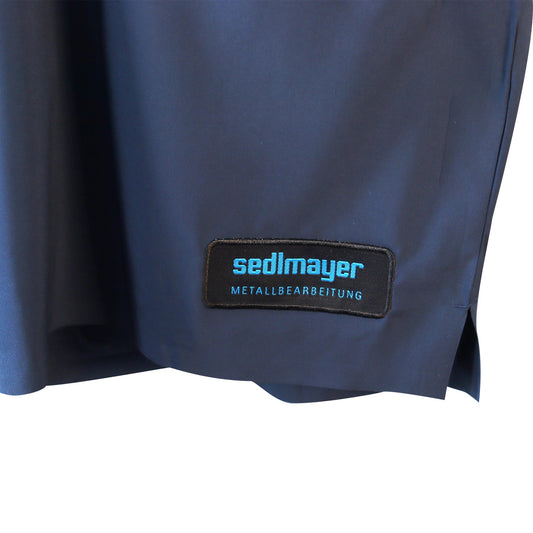 Webetikett SEDLMAYER Metallbearbeitung auf der navyfarbenen Freizeithose, Detailansicht