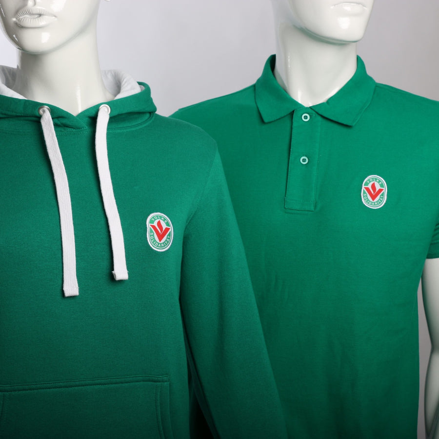 Hoodie und Poloshirt mit einem umlaufend angesticktem Webetikett