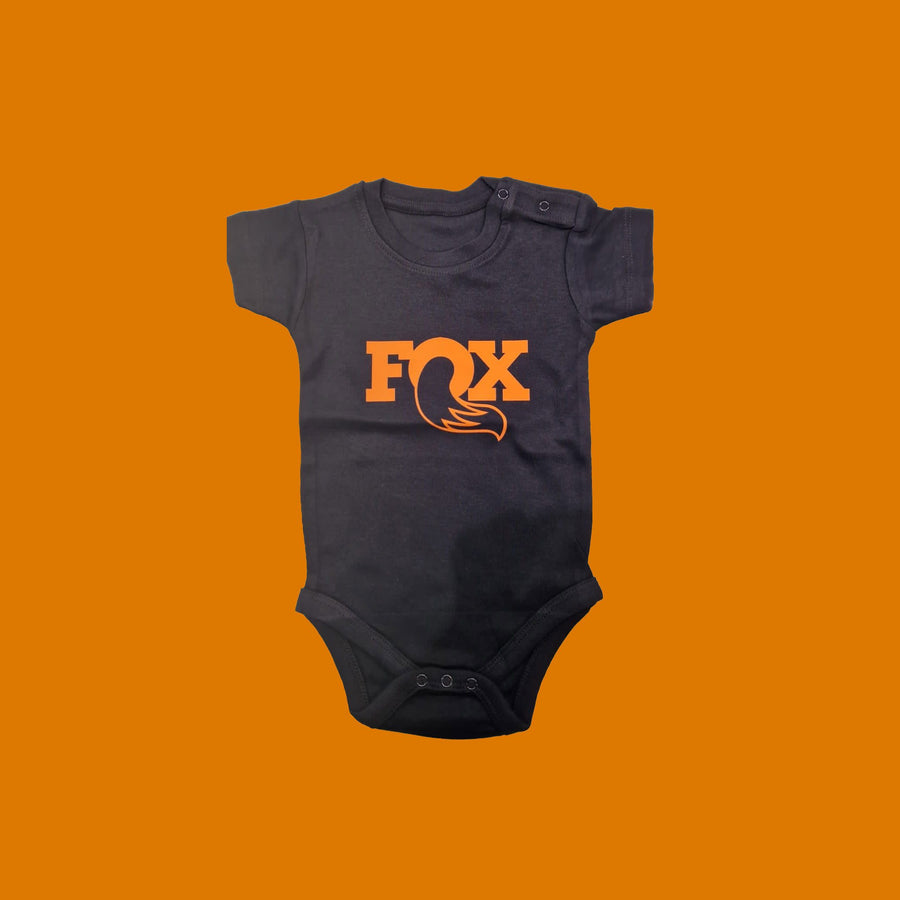 Babystrampler mit Wagenfarbenprint