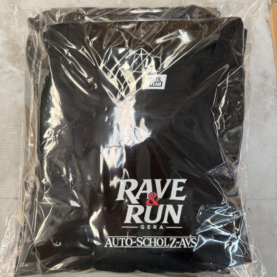 Einzeln verpackte T-Shirts für die Auto-Scholz-AVS. Sie sind mit einem DTF Druck in klein auf der Vorderseite und einem DTF Druck in sehr groß auf der Rückse...